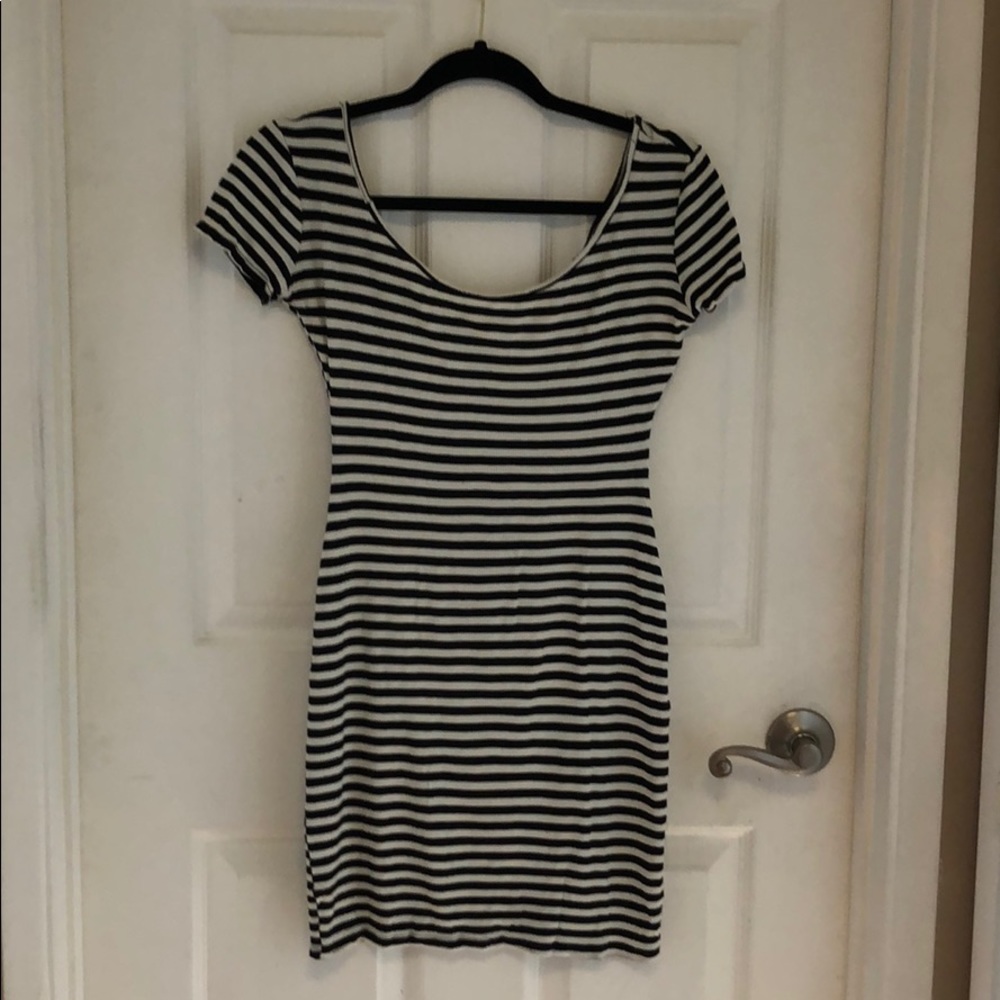 Black/white striped scoopneck T-shirt dress